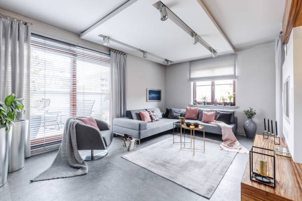 sala da film grigio brillante - blinds apartment living room contemporary foto e immagini stock