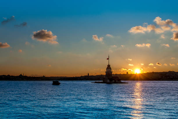istock Maiden's Tower and Sunset of Istanbul 957961154