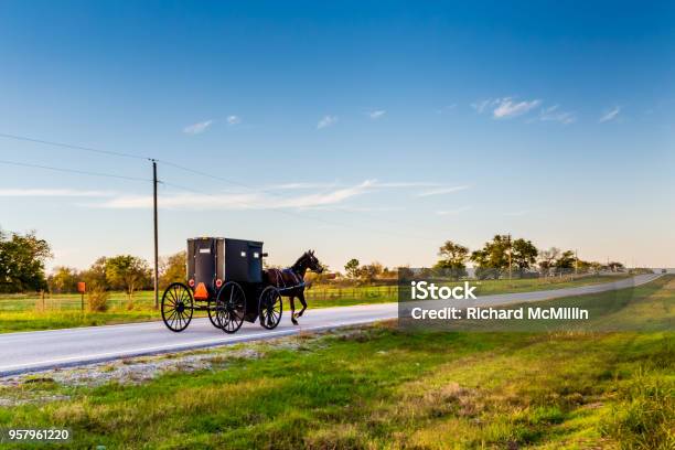 Cavallo E Carrozza Sulla Highway In Oklahoma - Fotografie stock e altre immagini di Amish - Amish, Cocchio, Mennoniti