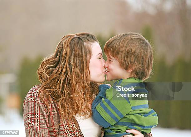 Fratello E Sorella Baciare - Fotografie stock e altre immagini di Adolescente - Adolescente, Adolescenza, Adulto