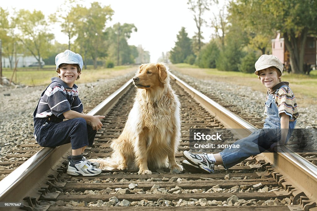 Jungen und Hund - Lizenzfrei Bahngleis Stock-Foto