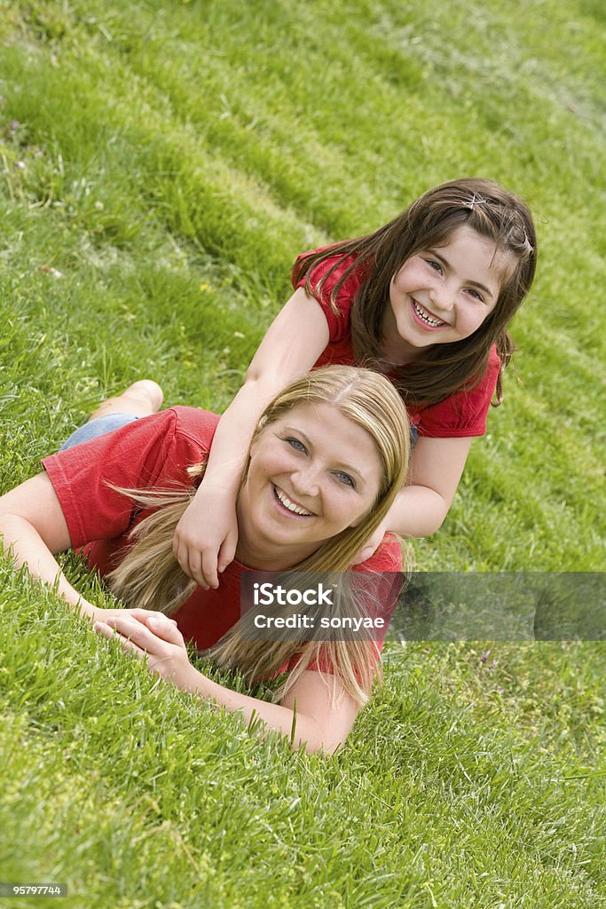 Mère et fille de jouer - Photo de Adulte libre de droits