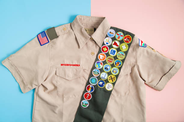 uniforme bsa su rosa e blu - scout foto e immagini stock