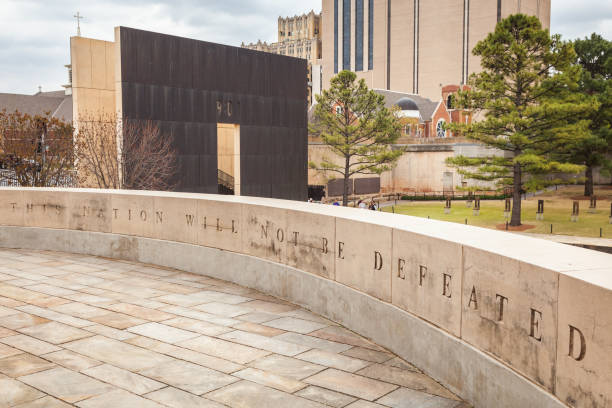 オクラホマ シティ ナショナル メモリアルに座って壁に刻まれた強力な引用符 - oklahoma city oklahoma city national memorial oklahoma famous place ストックフォトと画像