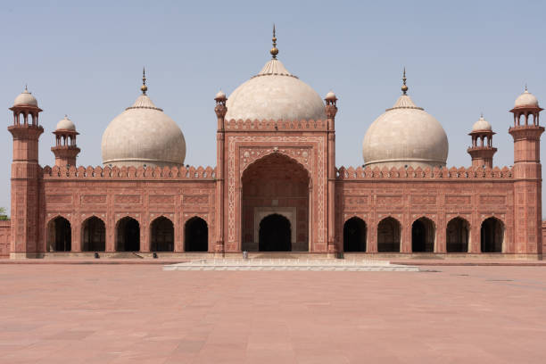 istock Badshahi Prayer Mosque under blue sky 957996006