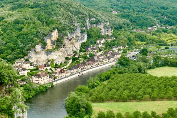 istock La Roque Gageac on the Dordogne river 957999844