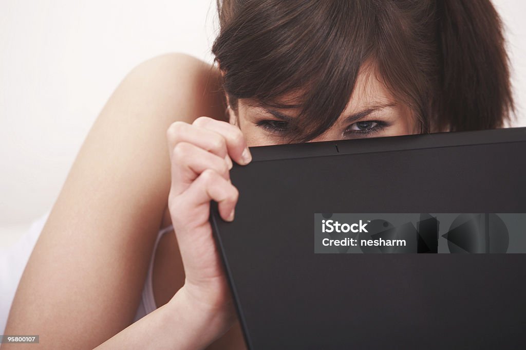 Garota Tímida cobrindo o rosto com laptop - Foto de stock de Adulto royalty-free