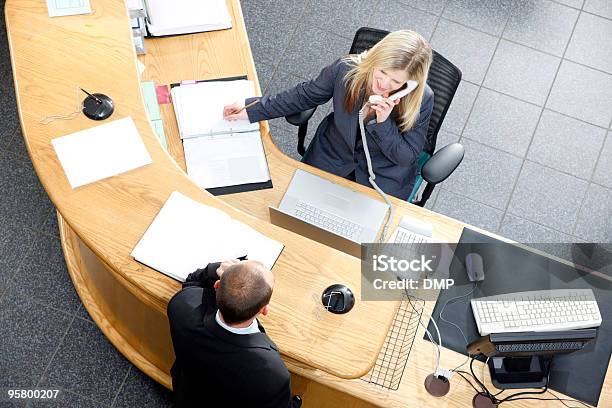 フロントデスクで現代的なオフィス - 受付係のストックフォトや画像を多数ご用意 - 受付係, オフィス, 顧客