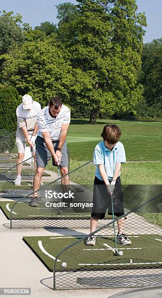 Familia Practicar Golf Foto de stock y más banco de imágenes de Familia - Familia, Golf, Actividad