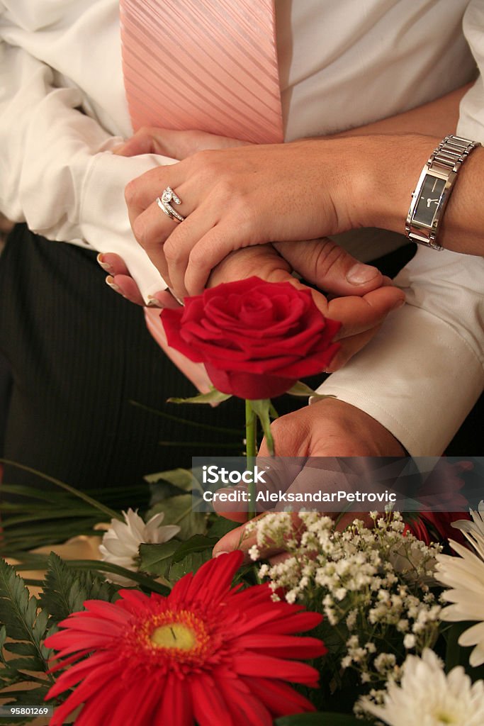 Mann gibt Rosen, Frau - Lizenzfrei Blume Stock-Foto