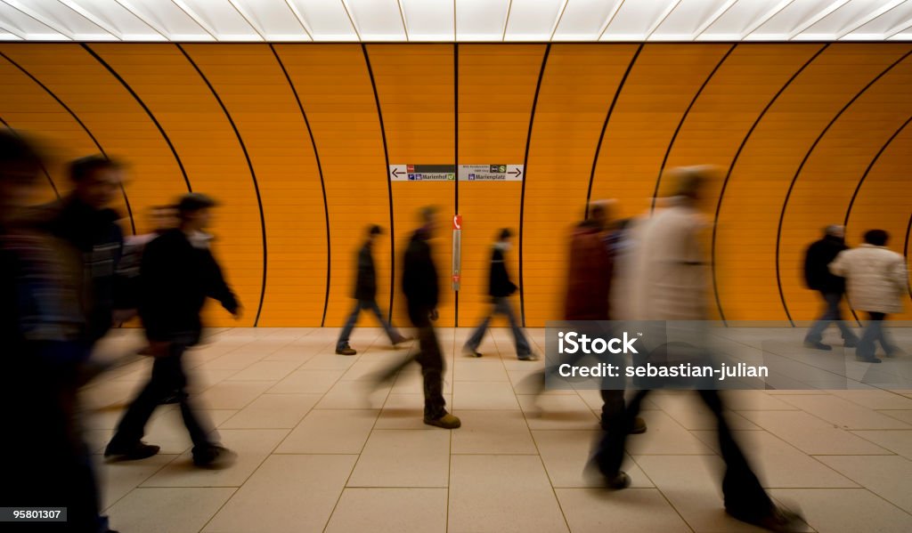 Irreconocible los trabajadores en un metro de orange - Foto de stock de Atestado libre de derechos