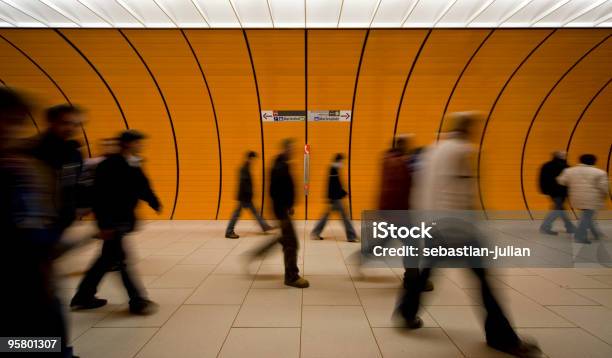 Irreconocible Los Trabajadores En Un Metro De Orange Foto de stock y más banco de imágenes de Atestado