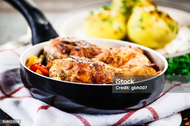 Gegrilltes Huhn Trommelstöcke Mit Gemüse Stockfoto und mehr Bilder von Bein - Anatomiebegriff - Bein - Anatomiebegriff, Bratengericht, Brathähnchen