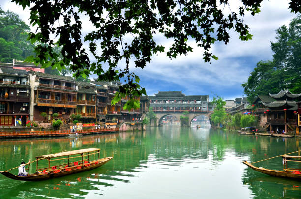 alte häuser in fenghuang grafschaft in hunan, china. - town rural scene road new england stock-fotos und bilder