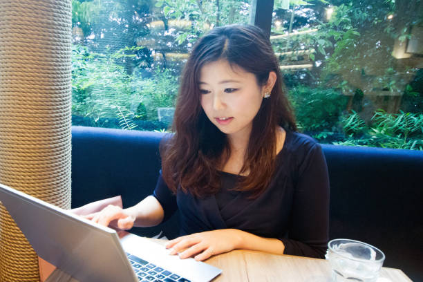 istock Asian Businesswoman Working at Cafe 958030754