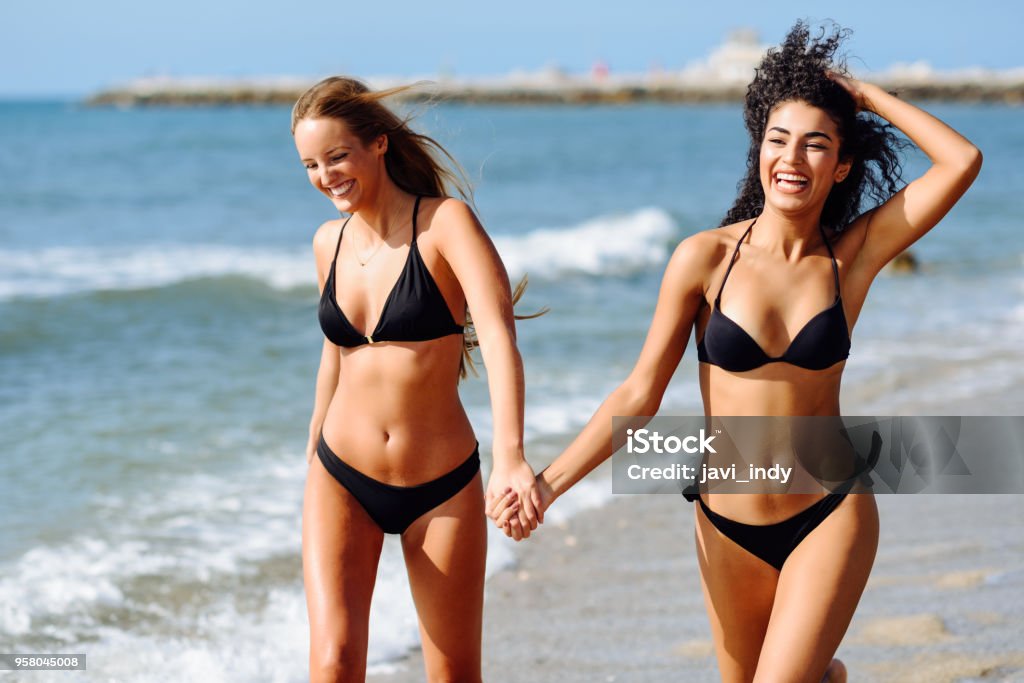 maximaal Moeras Vluchtig Twee Jonge Vrouwen Met Mooie Instanties In Badmode Op Een Tropisch Strand  Stockfoto en meer beelden van Badkleding - iStock