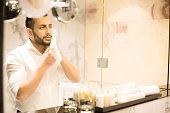 hygiene-vor-spiegel.jpg?b=1&s=170x170&k=20&c=exgKvHT5nTzxzXOyHuWiGdpA8dRlqJORXNpwtf69D8A=