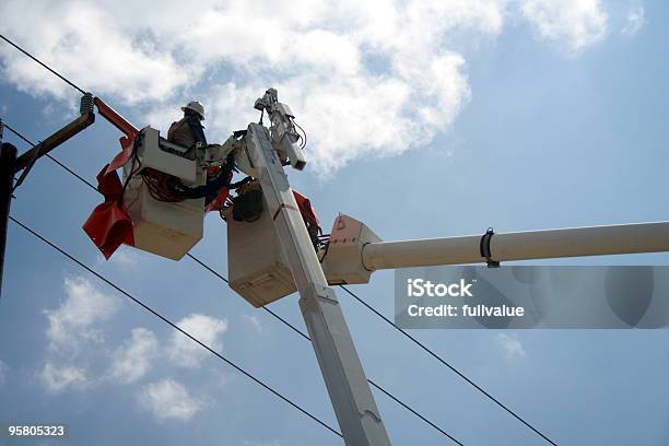 Trabajando En Líneas De Potencia Ii Foto de stock y más banco de imágenes de Cable - Cable, Electricidad, Actuación - Representación