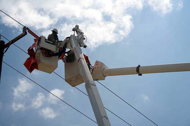 lavorare su linee di alimentazione ii - maintenance engineer fuel and power generation cherry picker electricity foto e immagini stock