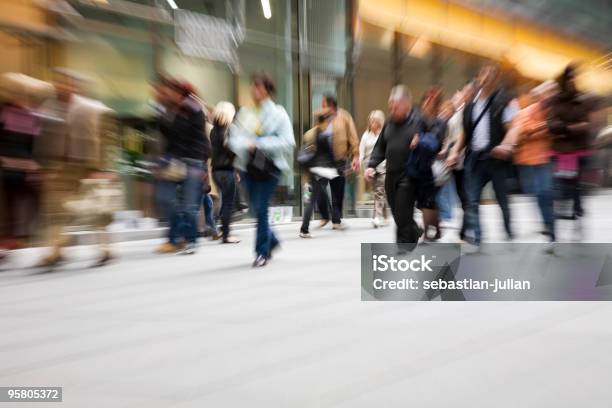 Large Group Of People 急いでショッピングモール - 群集のストックフォトや画像を多数ご用意 - 群集, 人物, 通り