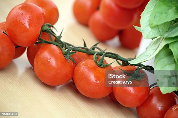 Pomodori E Basilico - Fotografie stock e altre immagini di Basilico - Basilico, Cibi e bevande, Cibo