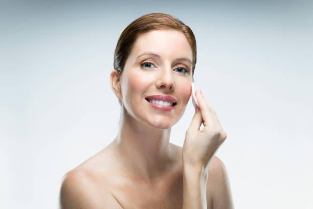 istock Beautiful young woman using cosmetics over white background. 958059936