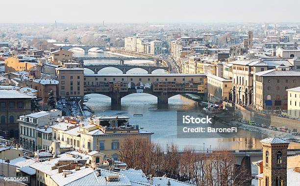 Ponte Vecchio A Firenze O Ponte Vecchio Coperto In Neve - Fotografie stock e altre immagini di Firenze