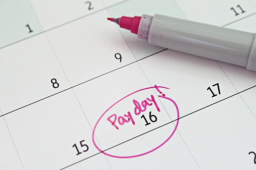 Calendario con círculo marcador rosa en el día de la palabra para recordar photo
