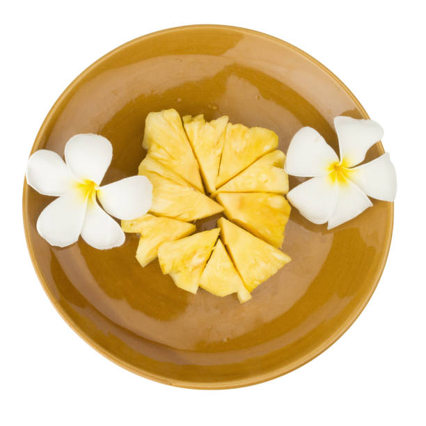 白い背景で隔離の花と皿の上のパイナップル ピース - パイナップルセージ ストックフォトと画像