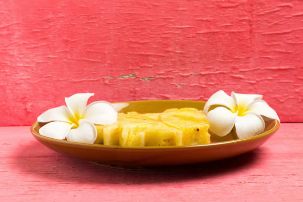 ピンクの木の花と皿の上のパイナップル作品 - パイナップルセージ ストックフォトと画像