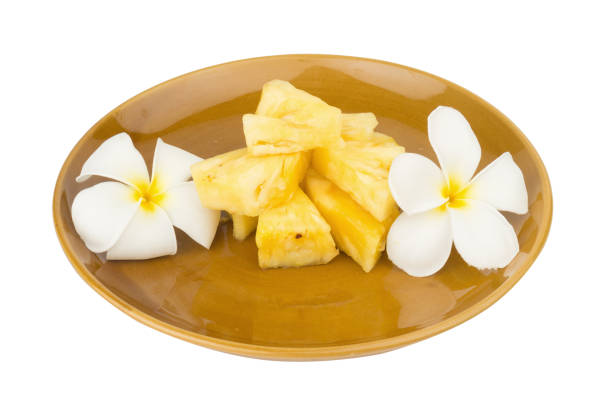 白い背景で隔離の花と皿の上のパイナップル ピース - パイナップルセージ ストックフォトと画像