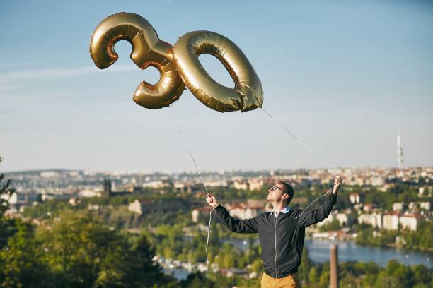 homme célèbre l’anniversaire de trente ans - 30 to 34 years photos et images de collection