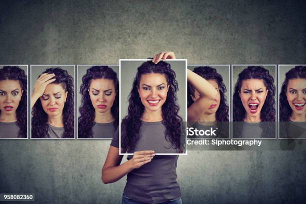 Maskierte Frau Verschiedene Emotionen Auszudrücken Stockfoto und mehr Bilder von Verhalten und Emotionen - Verhalten und Emotionen, Variation, Emotionale Intelligenz