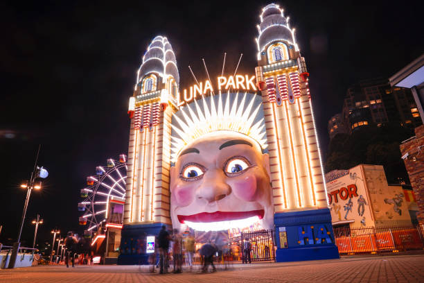 luna park é o parque foi construído em 600 metros a sydney harbour bridge durante 1935 e teve temporadas de setenta-mês até 1972. sydney-austrália: 30/03/18 - milsons point - fotografias e filmes do acervo