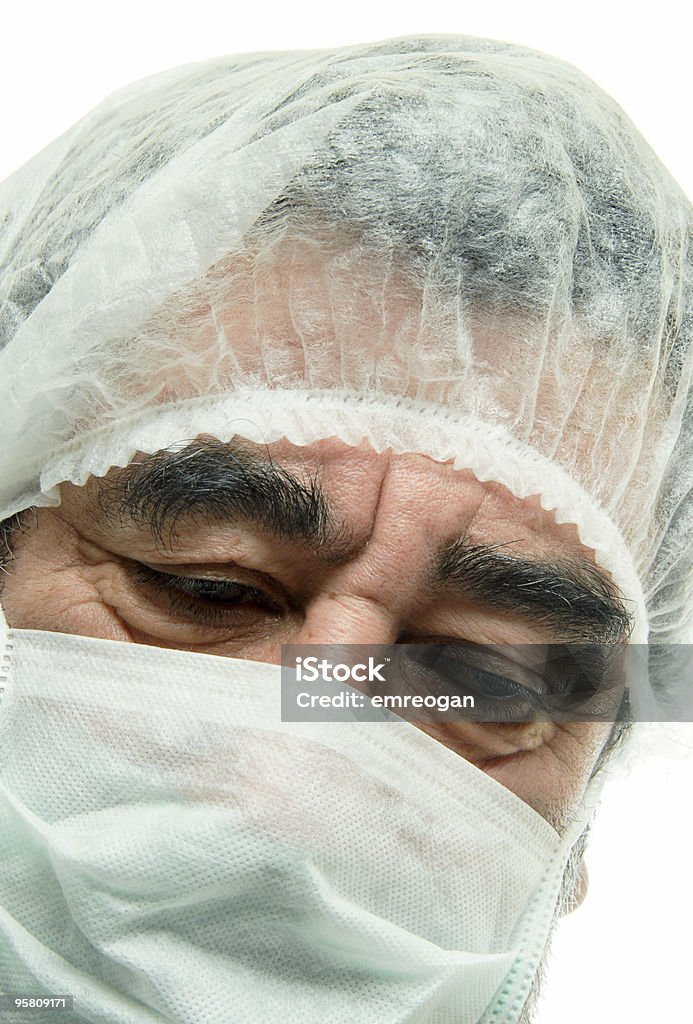 Ritratto di uomo maturo chirurgo indossa una maschera - Foto stock royalty-free di Abbigliamento