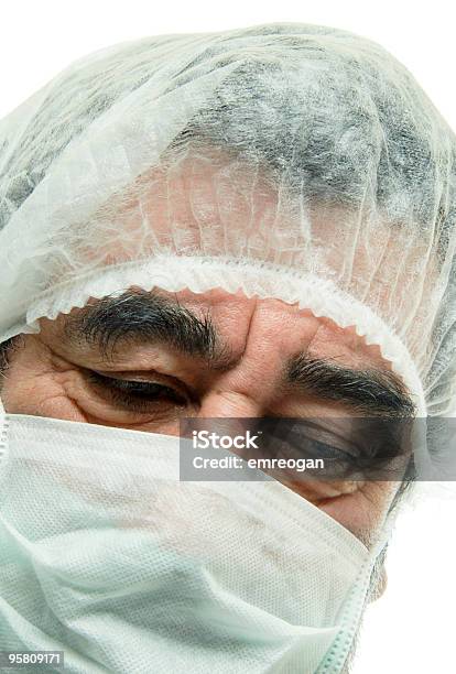 Retrato De Cirurgião Masculino Maduro Vestindo Uma Máscara - Fotografias de stock e mais imagens de Adulto