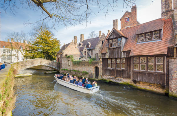 passeio de barco através do centro histórico da cidade de brugge, flandres, bélgica - bruges belgium history scenics - fotografias e filmes do acervo