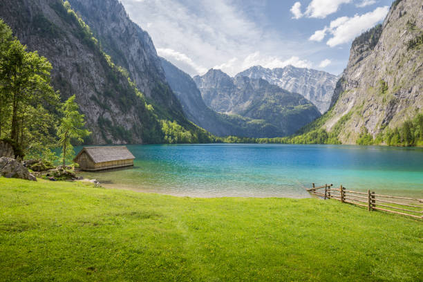 lago obersee con casa barco en verano, baviera, alemania - shed cottage hut barn fotografías e imágenes de stock