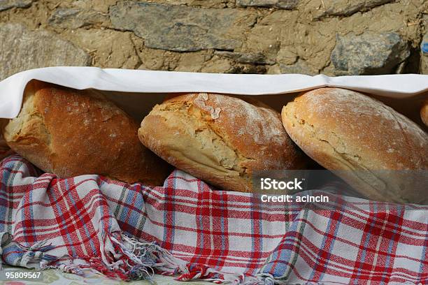 Brot Stockfoto und mehr Bilder von Backhefe - Backhefe, Bauernbrot, Brotlaib