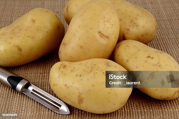 Papas Y Peeler Foto de stock y más banco de imágenes de Alimento - Alimento, Arbusto, Color - Tipo de imagen