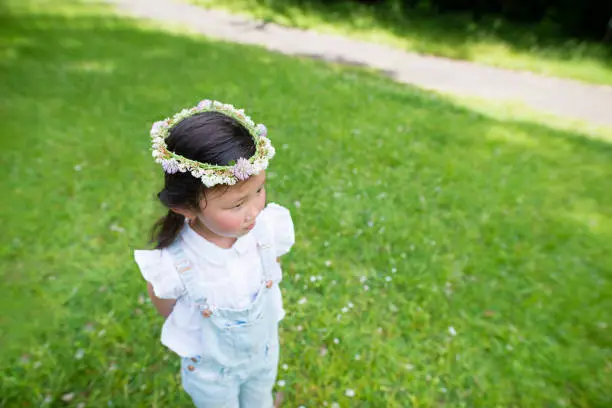 Girl wearing a flower tiara