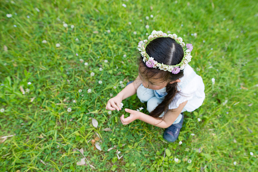 Girl wearing a flower tiara