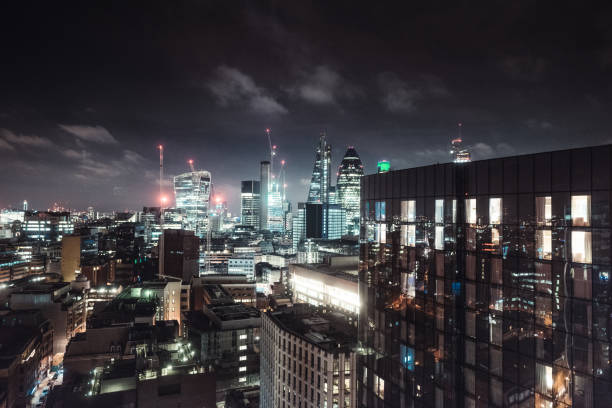 vista de noche de londres del centro de la ciudad - tower 42 fotografías e imágenes de stock