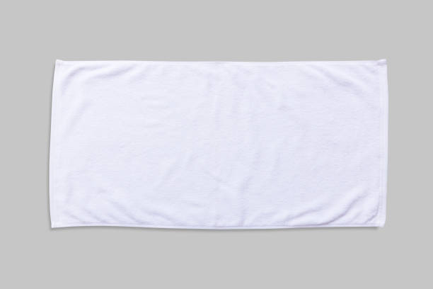 toalha de praia branca simulada acima apartamento isolado com traçado de recorte sobre um fundo cinzento, leigos vista superior - toalha - fotografias e filmes do acervo