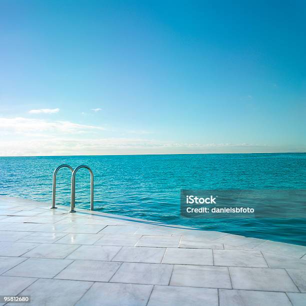 Big Piscina - Fotografias de stock e mais imagens de Horizonte - Horizonte, Piscina, Ao Ar Livre