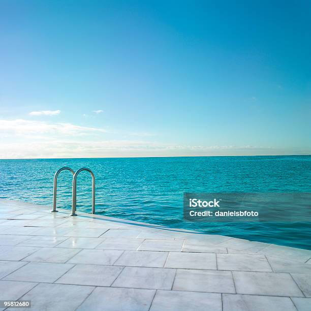 Большой Плавательный Бассейн — стоковые фотографии и другие картинки Бассейн - Бассейн, Горизонт, Барселона - Испания