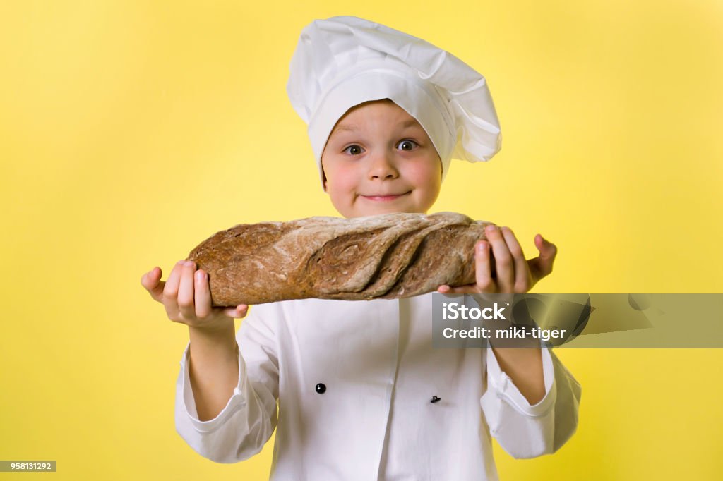 Papi Koki Lucu Anak Koki Koki Memegang Roti Foto Stok - Unduh Gambar Sekarang ...