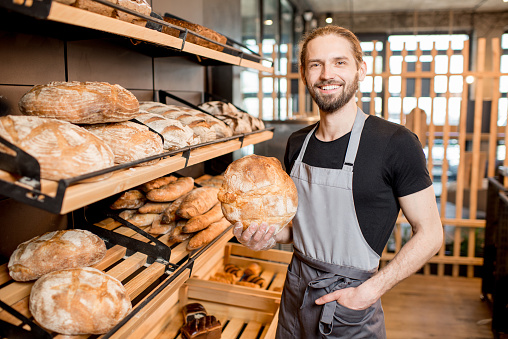 Vendedor de pan en la tienda de la panadería photo