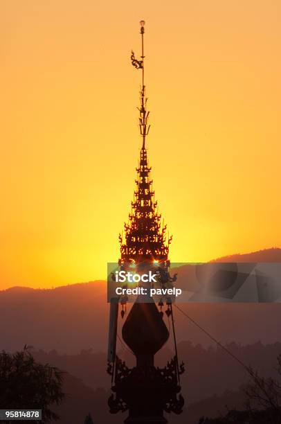 Photo libre de droit de Monastère Bouddhiste Sur Le Toit banque d'images et plus d'images libres de droit de Bouddhisme - Bouddhisme, Contre-jour, Coucher de soleil