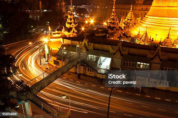 Pagoda Di Sule E Notte Il Traffico - Fotografie stock e altre immagini di A forma di stella - A forma di stella, Buddismo, Composizione orizzontale